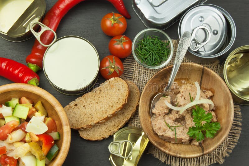 Zerquetschter Thunfisch eingemacht Die Fischindustrie, Fischkonserven Nähren Sie Nahrung Konservierter Thunfisch Schüssel mit ein stockfotos