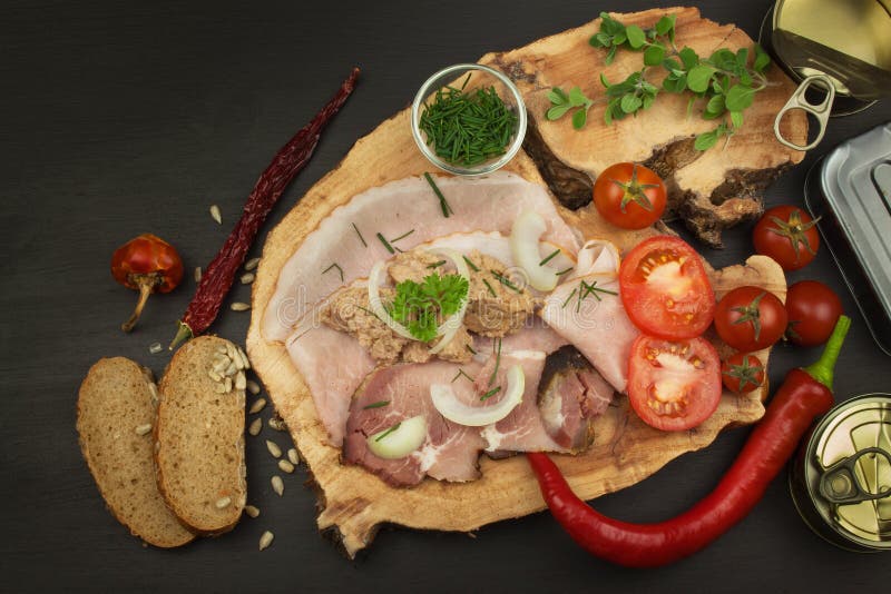 Zerquetschter Thunfisch eingemacht Die Fischindustrie, Fischkonserven Nähren Sie Nahrung Konservierter Thunfisch Schüssel mit ein lizenzfreie stockfotografie