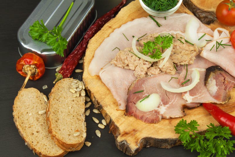 Zerquetschter Thunfisch eingemacht Die Fischindustrie, Fischkonserven Nähren Sie Nahrung Konservierter Thunfisch Schüssel mit ein stockfotos
