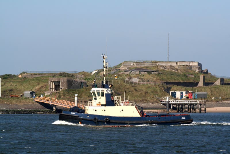 Zerren Sie das Boot, das an dem Nordsee-Kanal arbeitet lizenzfreies stockfoto Zerren Sie das Boot, das an dem Nordsee-Kanal arbeitet lizenzfreies stockfoto