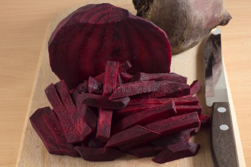 Zerrissene rote Rüben auf einem hölzernen Schneidebrett stockfoto Zerrissene rote Rüben auf einem hölzernen Schneidebrett stockfoto