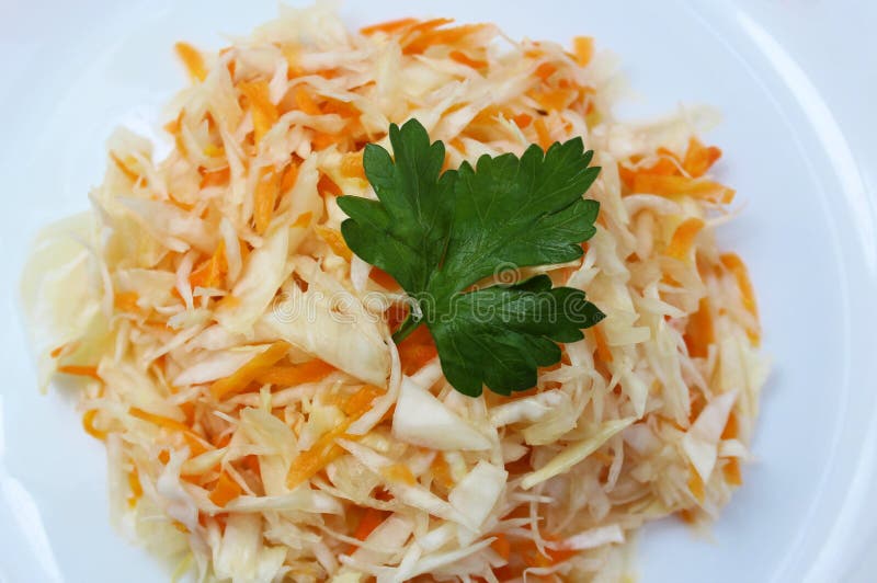 Zerrissener Kohlsalat mit Karottensauerkraut in einer Gruppe lizenzfreies stockbild