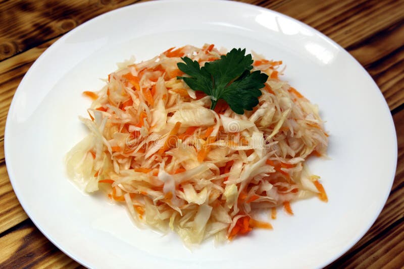 Zerrissener Kohlsalat mit Karottensauerkraut in einer Gruppe lizenzfreie stockfotografie