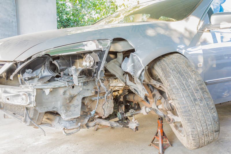 Zerschmettertes Auto am Front Side- oder Auto-Versicherungs-Konzept lizenzfreie stockbilder Zerschmettertes Auto am Front Side- oder Auto-Versicherungs-Konzept lizenzfreie stockbilder