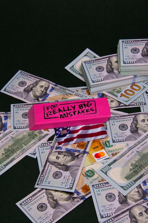 Zerstreuen Sie hundert Dollarscheine auf einem schwarzen Hintergrund mit einem Radiergummi und Kreditkarten auf die Oberseite stockfotografie Zerstreuen Sie hundert Dollarscheine auf einem schwarzen Hintergrund mit einem Radiergummi und Kreditkarten auf die Oberseite stockfotografie