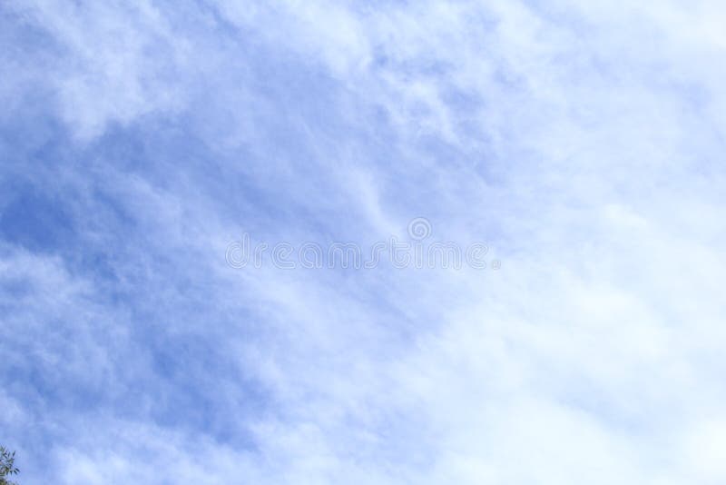 Zerstreute Wolken gegen blauen Himmel lizenzfreies stockbild Zerstreute Wolken gegen blauen Himmel lizenzfreies stockbild
