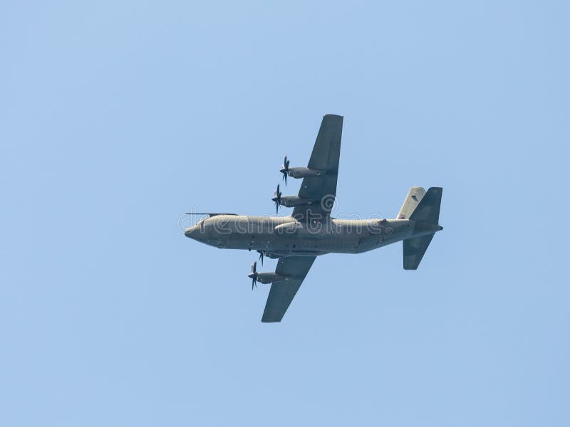 Zerstreutes Transportflugzeug nimmt an einer Luftparade teil, die zum 70. Jahrestag der Unabhängigkeit von Israel engagiert ist lizenzfreie stockfotos Zerstreutes Transportflugzeug nimmt an einer Luftparade teil, die zum 70. Jahrestag der Unabhängigkeit von Israel engagiert ist lizenzfreie stockfotos