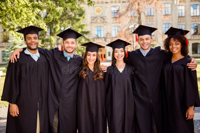 Zes succesvolle blije multi etnische aantrekkelijke jonge gediplomeerden binnen stock afbeelding Zes succesvolle blije multi etnische aantrekkelijke jonge gediplomeerden binnen stock afbeelding