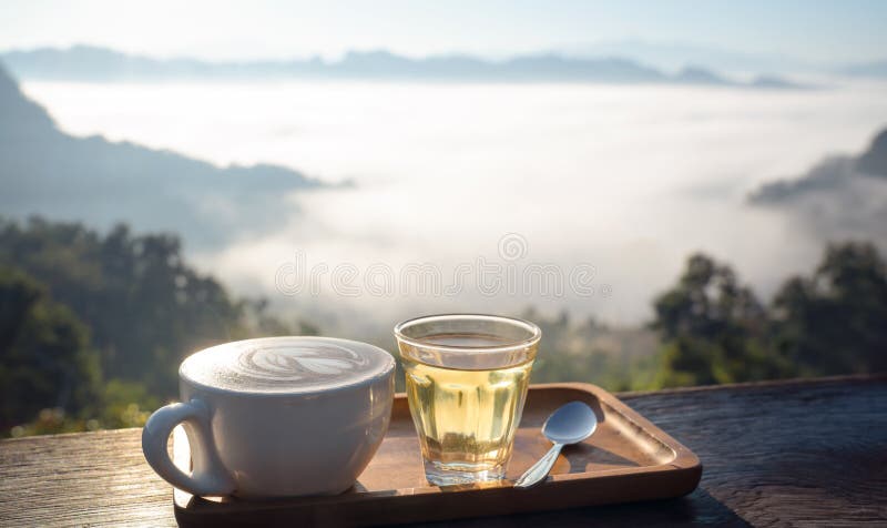 Zestaw herbaty i kawy w kawiarni jabo na wiosce japo