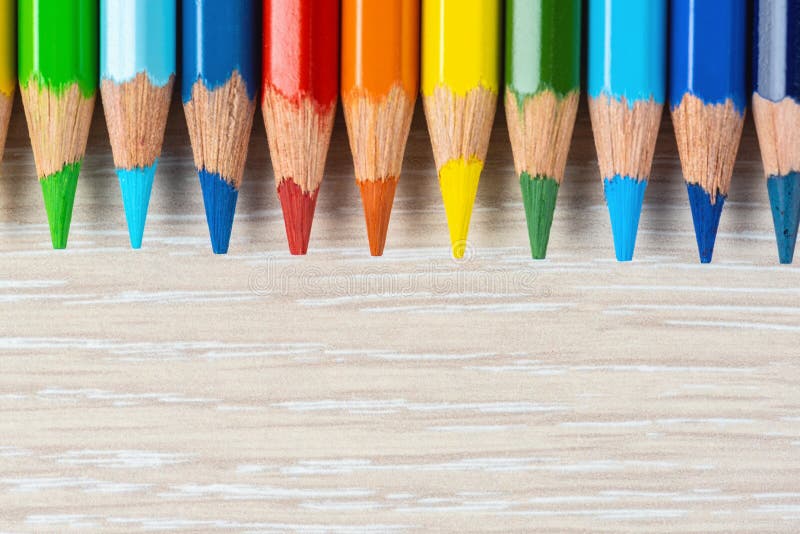Zestaw kolorowych ołówków Kolory tęczy Kolorowe ołówki do rysowania różnych kolorów na jasnym tle