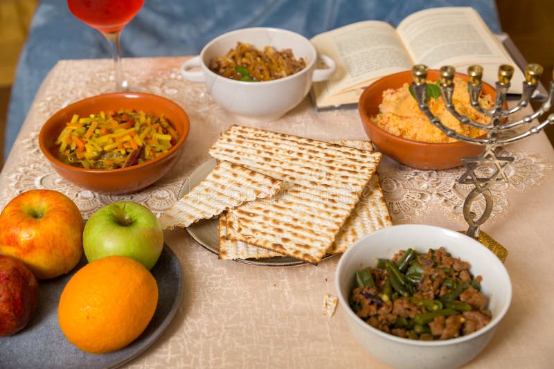 Zestaw stołów dla shabbat tradycyjne przekąski żydowskie matza i menorah. obrazy royalty free