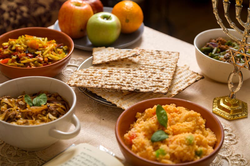 Zestaw stołów dla shabbat tradycyjne przekąski żydowskie matza i menorah. obrazy stock