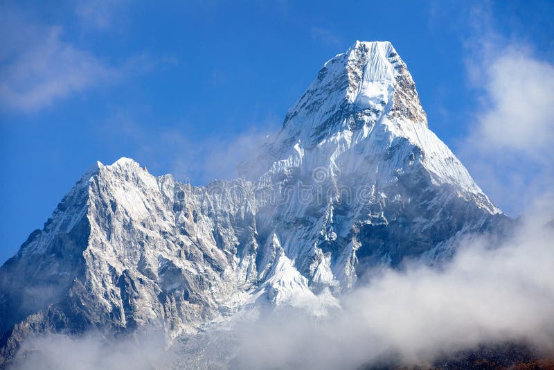 Zet Ama Dablam binnen wolken op stock afbeelding Zet Ama Dablam binnen wolken op stock afbeelding