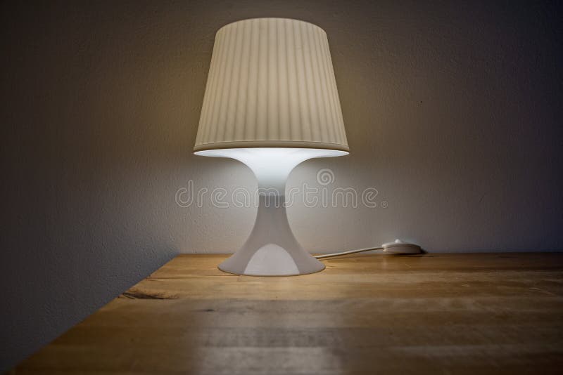 Zet bedlamp aan is op de lijst royalty-vrije stock foto Zet bedlamp aan is op de lijst royalty-vrije stock foto