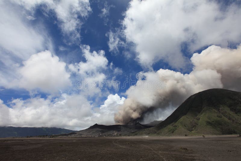 Zet Bromo-de Uitbarstingsmening van vulkaangunung Bromo vanuit gezichtspunt op Onderstel Penanjakan op Zet Bromo op in Bromo Teng stock foto Zet Bromo-de Uitbarstingsmening van vulkaangunung Bromo vanuit gezichtspunt op Onderstel Penanjakan op Zet Bromo op in Bromo Teng stock foto
