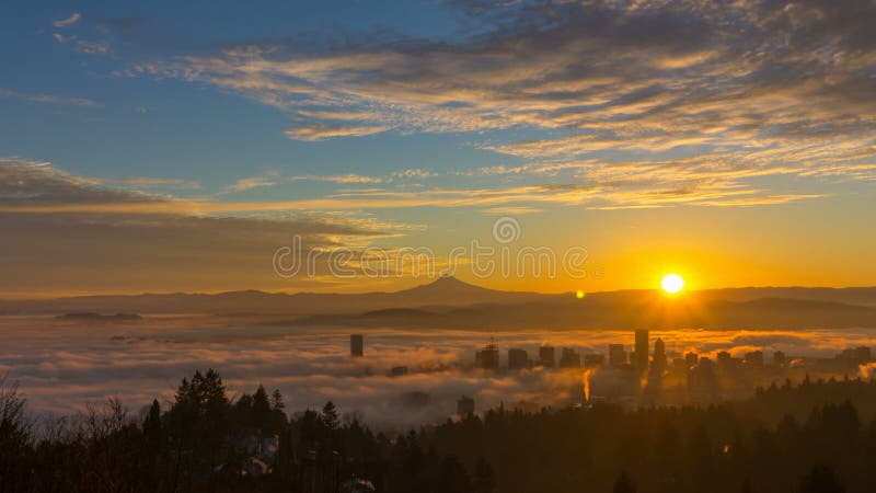 Zet de dik Rolling Dichte Mist over Stad van Portland Oregon met Behandelde Sneeuw Hood One Early Morning bij de Tijdspanne van d