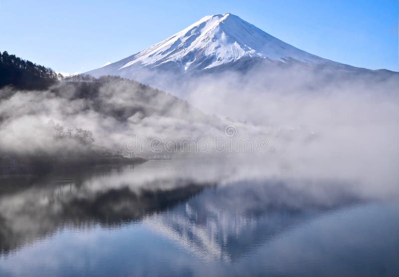 Zet Fuji-bezinning in kalm meer in de vroege ochtend op stock fotografie Zet Fuji-bezinning in kalm meer in de vroege ochtend op stock fotografie