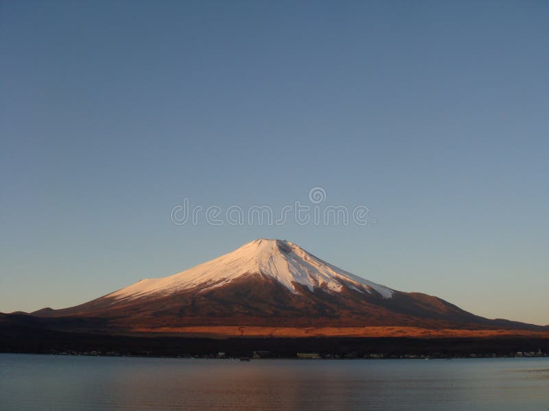 Zet Fuji bij dageraad over meer Kawaguchi op stock fotografie Zet Fuji bij dageraad over meer Kawaguchi op stock fotografie