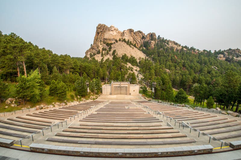 Zet het het Nationale Herdenkingsbeeldhouwwerk & Amfitheater van Rushmore op stock afbeeldingen Zet het het Nationale Herdenkingsbeeldhouwwerk & Amfitheater van Rushmore op stock afbeeldingen