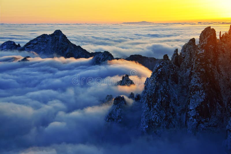 Zet Huangshan-zonsopgang in de winter op stock afbeelding Zet Huangshan-zonsopgang in de winter op stock afbeelding