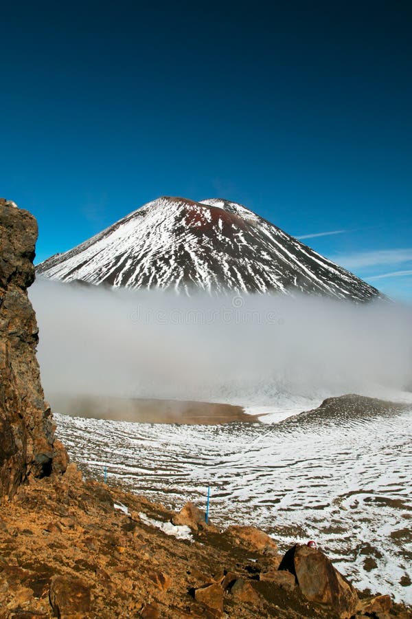 Zet Ngauruhoe-mening met de berg die van de Duivels` s Trap en bij Tongariro-kruising beklimmen op stappen royalty-vrije stock foto's Zet Ngauruhoe-mening met de berg die van de Duivels` s Trap en bij Tongariro-kruising beklimmen op stappen royalty-vrije stock foto's