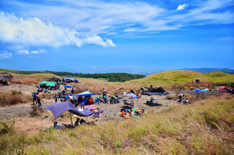 Zet rinjani op, lombok Indonesi? 16 sept. 2017 - de Groep toerist neemt een rust vóór voortzet hun reis om Rinjani op te zetten royalty-vrije stock foto Zet rinjani op, lombok Indonesi? 16 sept. 2017 - de Groep toerist neemt een rust vóór voortzet hun reis om Rinjani op te zetten royalty-vrije stock foto