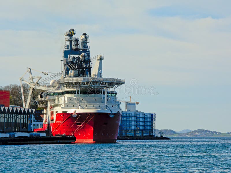 ` Zeven Noordpool zwaar die de bouwschip van ` in de haven van Stavanger wordt vastgelegd royalty-vrije stock fotografie ` Zeven Noordpool zwaar die de bouwschip van ` in de haven van Stavanger wordt vastgelegd royalty-vrije stock fotografie