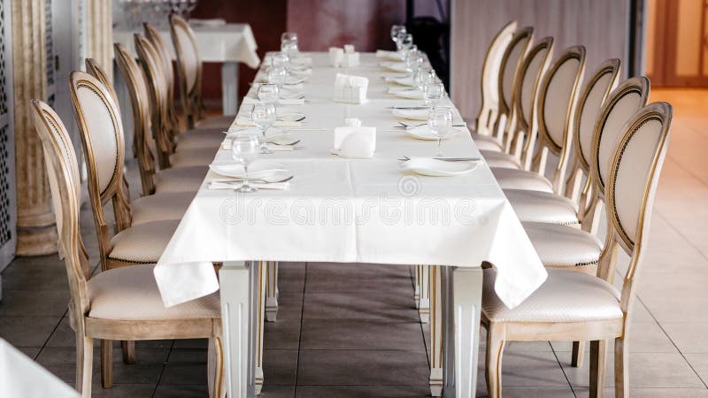 Zg?asza set dla bridal przyj?cia, bia?ego tablecloth i bielu z z?ocistymi krzes?ami, obrazy stock Zg?asza set dla bridal przyj?cia, bia?ego tablecloth i bielu z z?ocistymi krzes?ami, obrazy stock