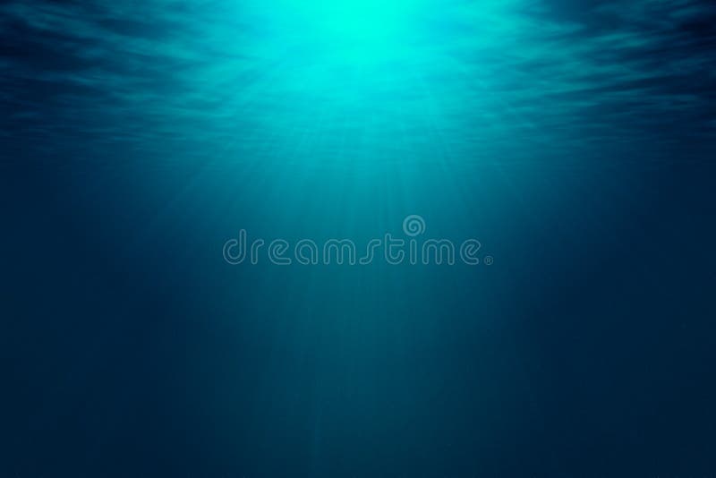 Zgłębia błękitnego morze z promieniami światło słoneczne, ocean powierzchnia widzieć od podwodnego