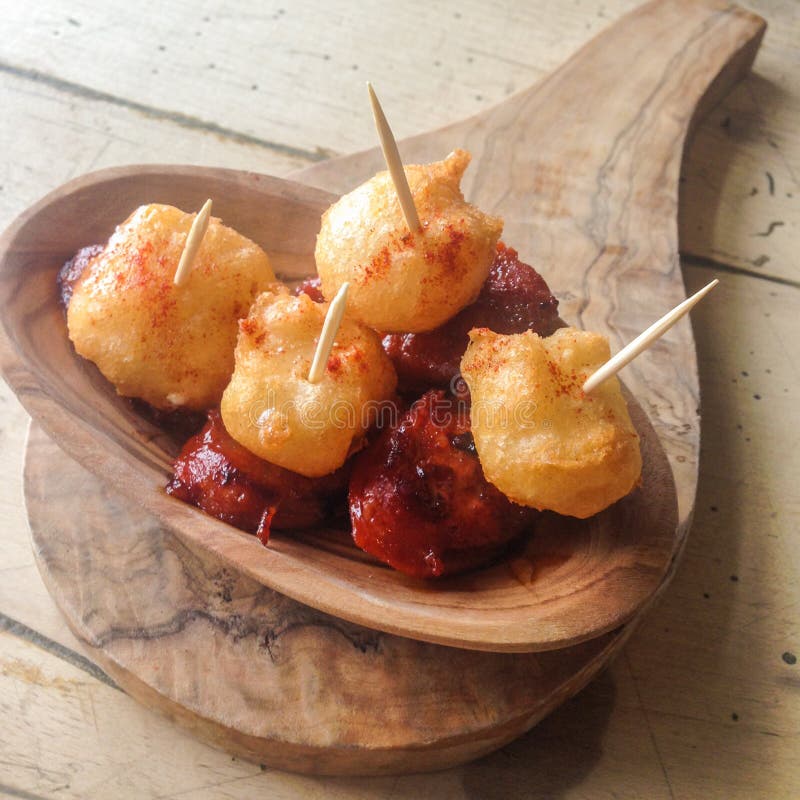 Zgłębiam smażył feta chorizo i sera tapa fotografia stock Zgłębiam smażył feta chorizo i sera tapa fotografia stock