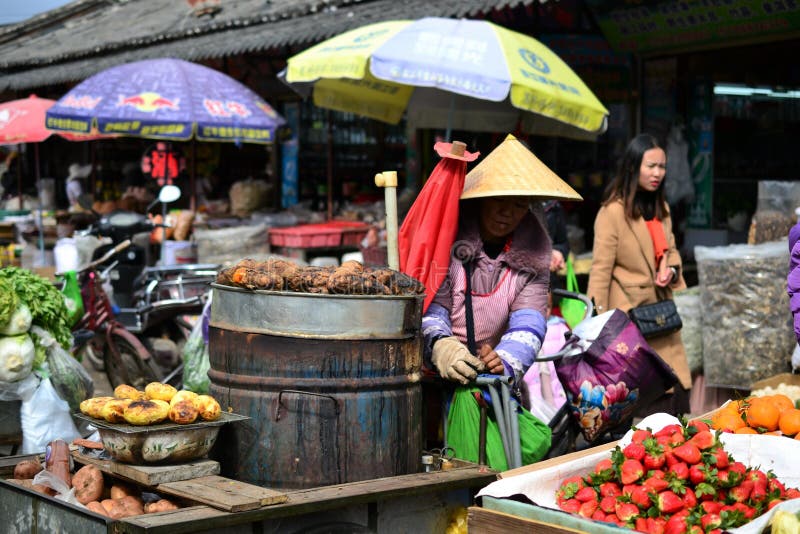 Zhongyimarkt Shichang, in de Oude stad van Lijiang, traditionele Chinese markt, Yunnan, CHINA royalty-vrije stock fotografie Zhongyimarkt Shichang, in de Oude stad van Lijiang, traditionele Chinese markt, Yunnan, CHINA royalty-vrije stock fotografie