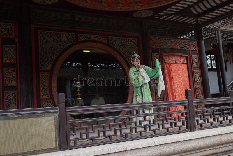ZHOUZHUANG, ΚΙΝΑ: Ταλαντούχος εκτελεστής οπερών που τραγουδά την όπερα Kunqu, μια από τις παλαιότερες μορφές κινεζικής όπερας, σε στοκ φωτογραφία ZHOUZHUANG, ΚΙΝΑ: Ταλαντούχος εκτελεστής οπερών που τραγουδά την όπερα Kunqu, μια από τις παλαιότερες μορφές κινεζικής όπερας, σε στοκ φωτογραφία