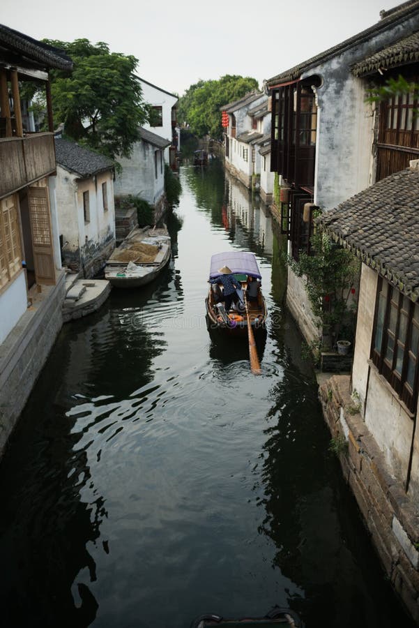 ZHOUZHUANG, КИТАЙ: Старые дома и отражение моста в канале деревни стоковая фотография rf ZHOUZHUANG, КИТАЙ: Старые дома и отражение моста в канале деревни стоковая фотография rf