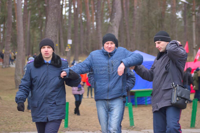 Zhytomyr, Ukraine - 19 janvier 2016 : Homme drunked arrêté par police image libre de droits Zhytomyr, Ukraine - 19 janvier 2016 : Homme drunked arrêté par police image libre de droits