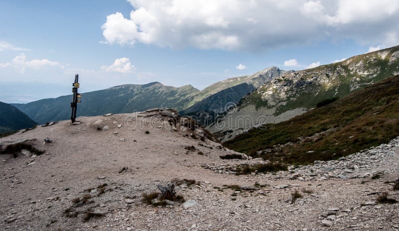 Žiarske sedlo so smerovníkom a štítmi na pozadí v Západných Tatrách na Slovensku