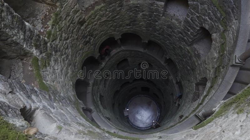 Zicht op de ondergrondse boortoren. actie. oude middeleeuwse toren ondergronds. toeristen in de ondergrondse toren