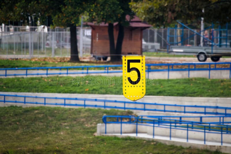 Zicht op een park met een parkeermeter stock foto's