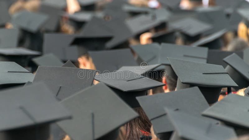 Zie van graduatiekappen bij een graduatieceremonie