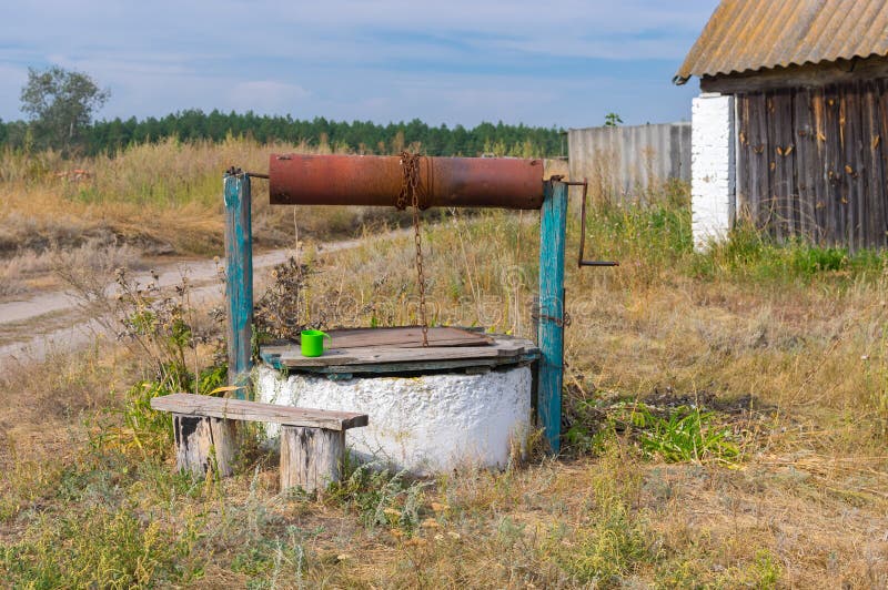 Ziehbrunnen des alten Landes mit Holzbank an stockbilder Ziehbrunnen des alten Landes mit Holzbank an stockbilder