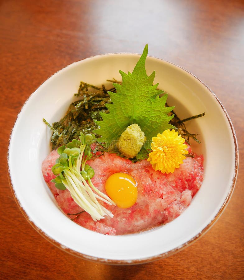 Ziehen gehackter roher Thunfischbauch der japanischen traditionellen Küche auf Reisschale maguro mit Eigelb, Sojabohnensprossen, lizenzfreies stockfoto Ziehen gehackter roher Thunfischbauch der japanischen traditionellen Küche auf Reisschale maguro mit Eigelb, Sojabohnensprossen, lizenzfreies stockfoto