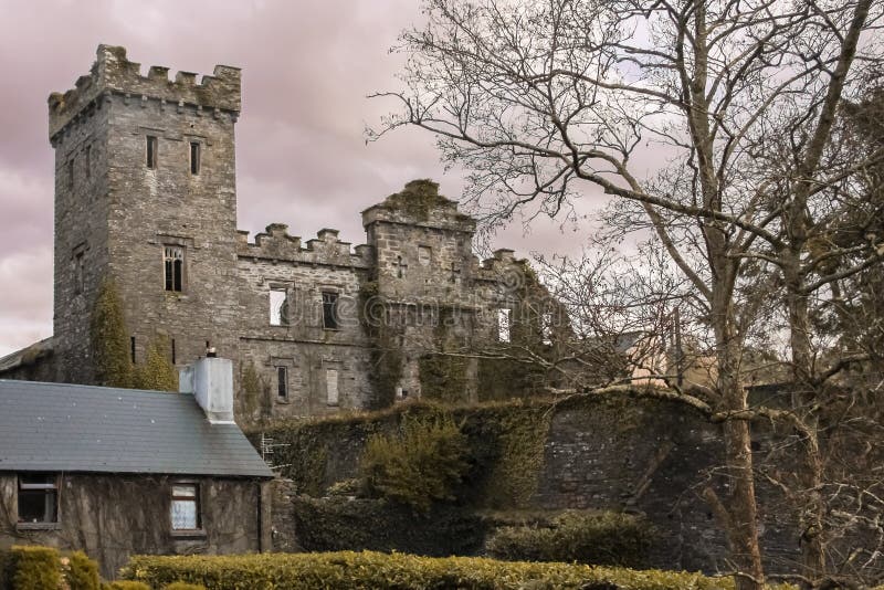 Ziehen Sie sich Ruinen zurück Macroom irland lizenzfreies stockbild Ziehen Sie sich Ruinen zurück Macroom irland lizenzfreies stockbild