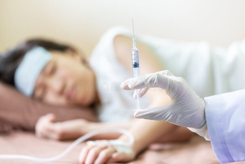 Ziek Aziatisch kindmeisje die koud gel gebruiken dat op haar voorhoofd aan hulpkoorts wordt geplaatst, hoofdpijn, ziekte in bed, stock fotografie Ziek Aziatisch kindmeisje die koud gel gebruiken dat op haar voorhoofd aan hulpkoorts wordt geplaatst, hoofdpijn, ziekte in bed, stock fotografie