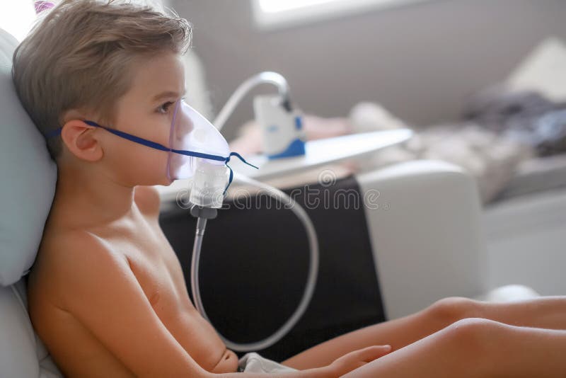 Zieke jongen in verstuiversmasker die inhalatie, ademhalingsprocedure door longontsteking of hoest voor kind, inhaleertoestel, co royalty-vrije stock fotografie Zieke jongen in verstuiversmasker die inhalatie, ademhalingsprocedure door longontsteking of hoest voor kind, inhaleertoestel, co royalty-vrije stock fotografie
