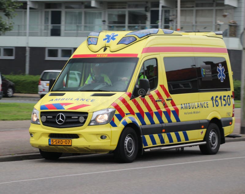 Ziekenwagen in actie in nieuwerkerk aan hol ijssel Nederland stock afbeeldingen Ziekenwagen in actie in nieuwerkerk aan hol ijssel Nederland stock afbeeldingen