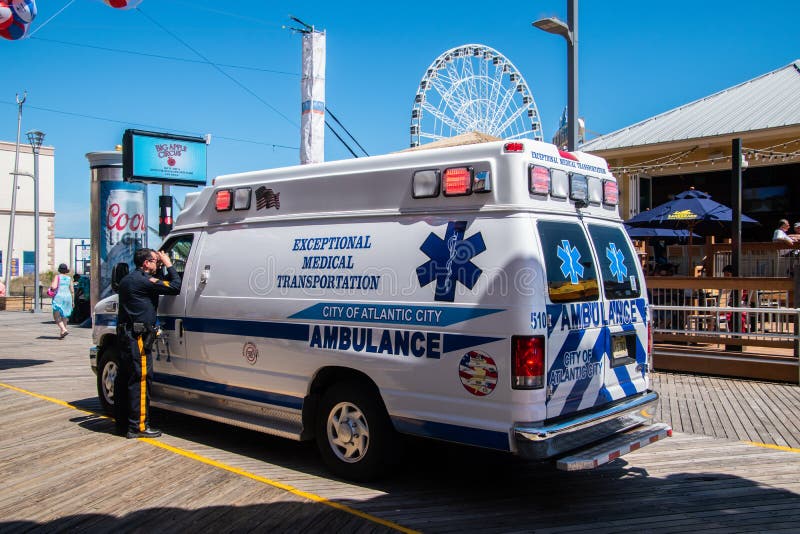 Ziekenwagen op de promenade in Atlantic City, New Jersey die aan een incident aan het begin van het strandbal van het de zomerfes stock fotografie Ziekenwagen op de promenade in Atlantic City, New Jersey die aan een incident aan het begin van het strandbal van het de zomerfes stock fotografie