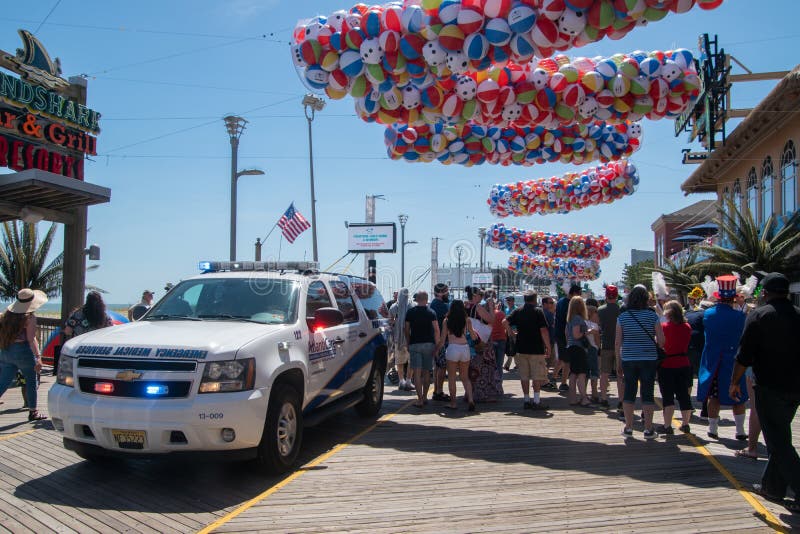 Ziekenwagen op de promenade in Atlantic City, New Jersey die aan een incident aan het begin van het strandbal van het de zomerfes stock afbeeldingen Ziekenwagen op de promenade in Atlantic City, New Jersey die aan een incident aan het begin van het strandbal van het de zomerfes stock afbeeldingen