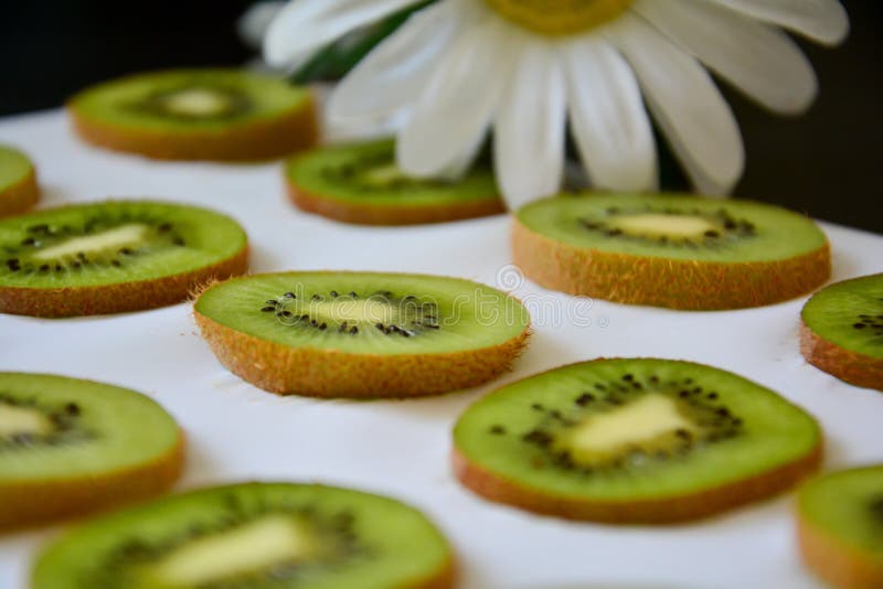 Ziele? plasterki kiwi owoc na bia?ym tle obraz royalty free Ziele? plasterki kiwi owoc na bia?ym tle obraz royalty free