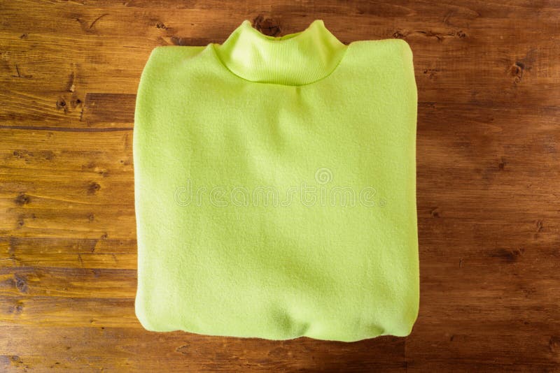 Zieleń hoody na drewnianym tle zdjęcia stock Zieleń hoody na drewnianym tle zdjęcia stock