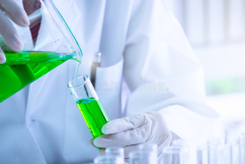 Zielona ciekła substancja nalewał w próbną tubkę obrazy stock Zielona ciekła substancja nalewał w próbną tubkę obrazy stock