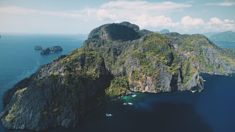 Zielona górska wyspa na błękitnym oceanie Tropikalne nigdzie krajobraz przyrody, morze wybrzeże